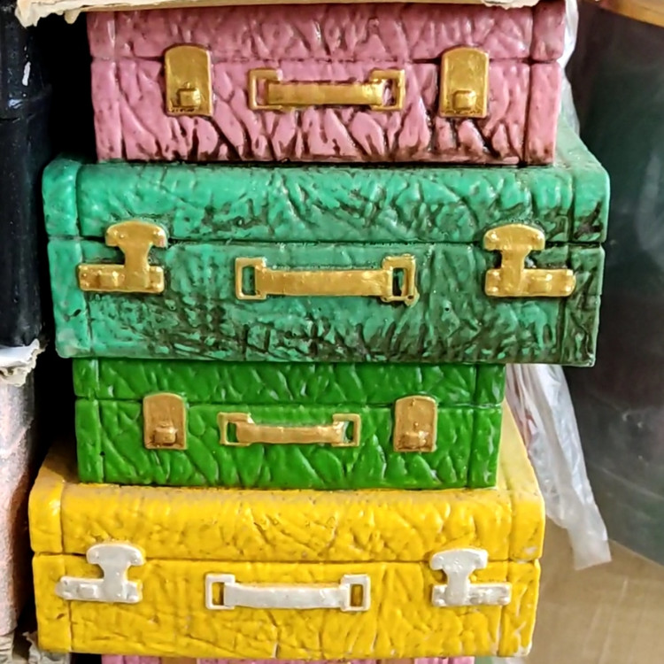 گلدان طرح چمدان