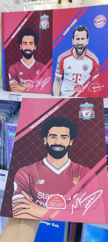 دفتر مشق فوتبالی ۵۰ برگ خطدار | صفحات رنگی با تصویر و امضای بازیکنان معروف